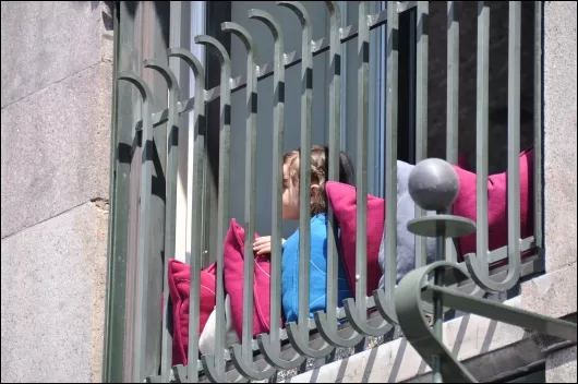 En lille pige kikker på karneval